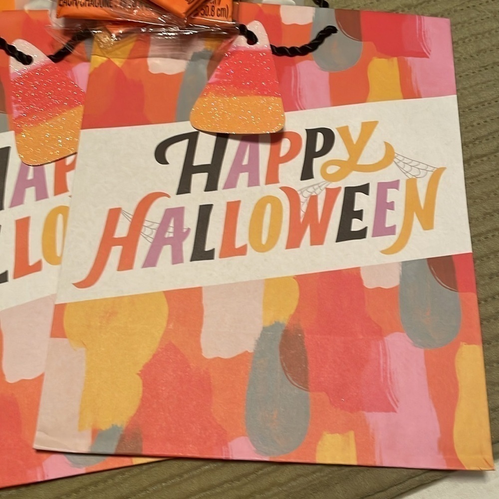 Hallmark 11 Piece Bundle of Halloween Gift Bags & Tissue Paper - Picture 5 of 16